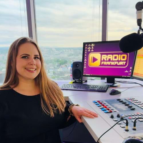 Julia Schwenk im Antenne-Landau-Studio