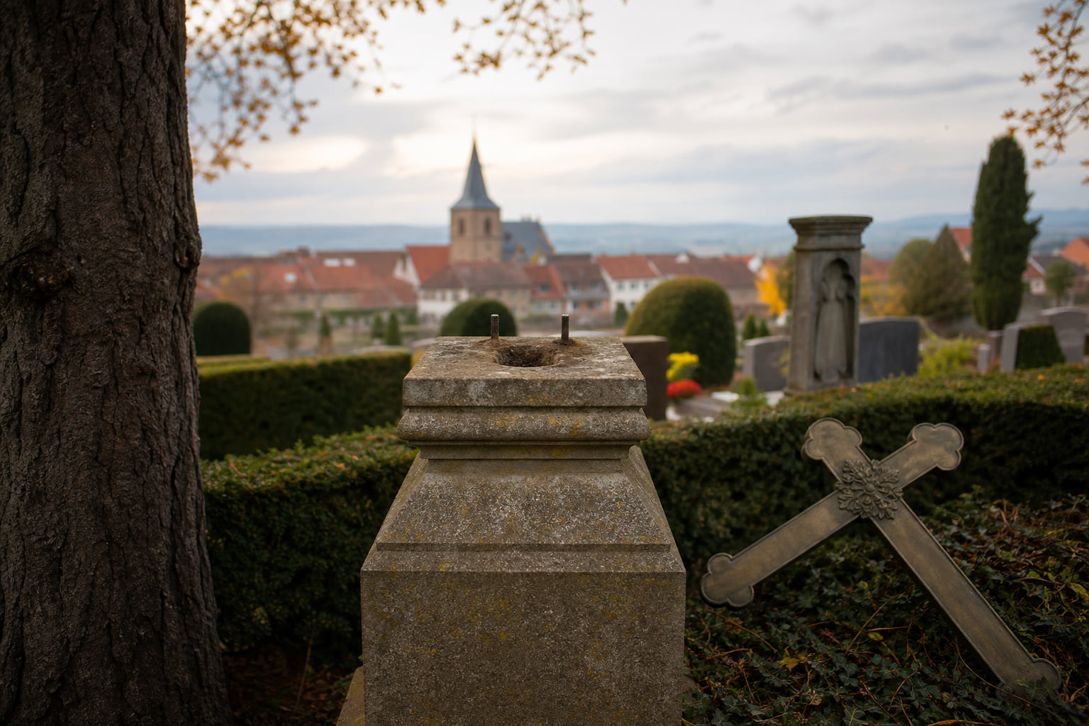 Diebstahl in Edesheim: Bronzekreuz vom Friedhof gestohlen – Polizei sucht Zeugen