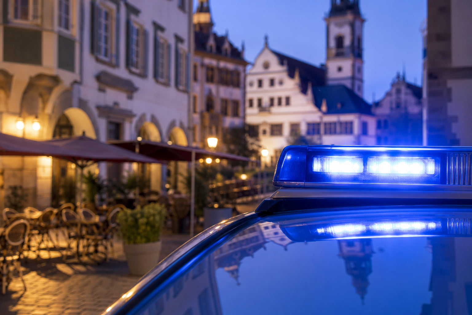 Streit im Café: Zwei Personen landen in Gewahrsam